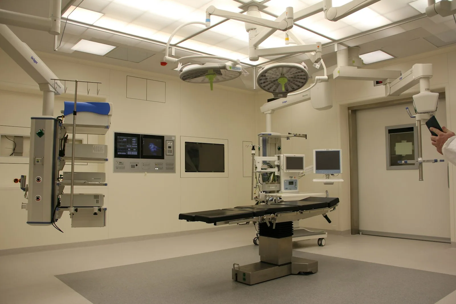 Illustrative photograph of a professional clinical setting accompanying information about ABDOMINOPLASTY (TUMMY TUCK) IN THAILAND