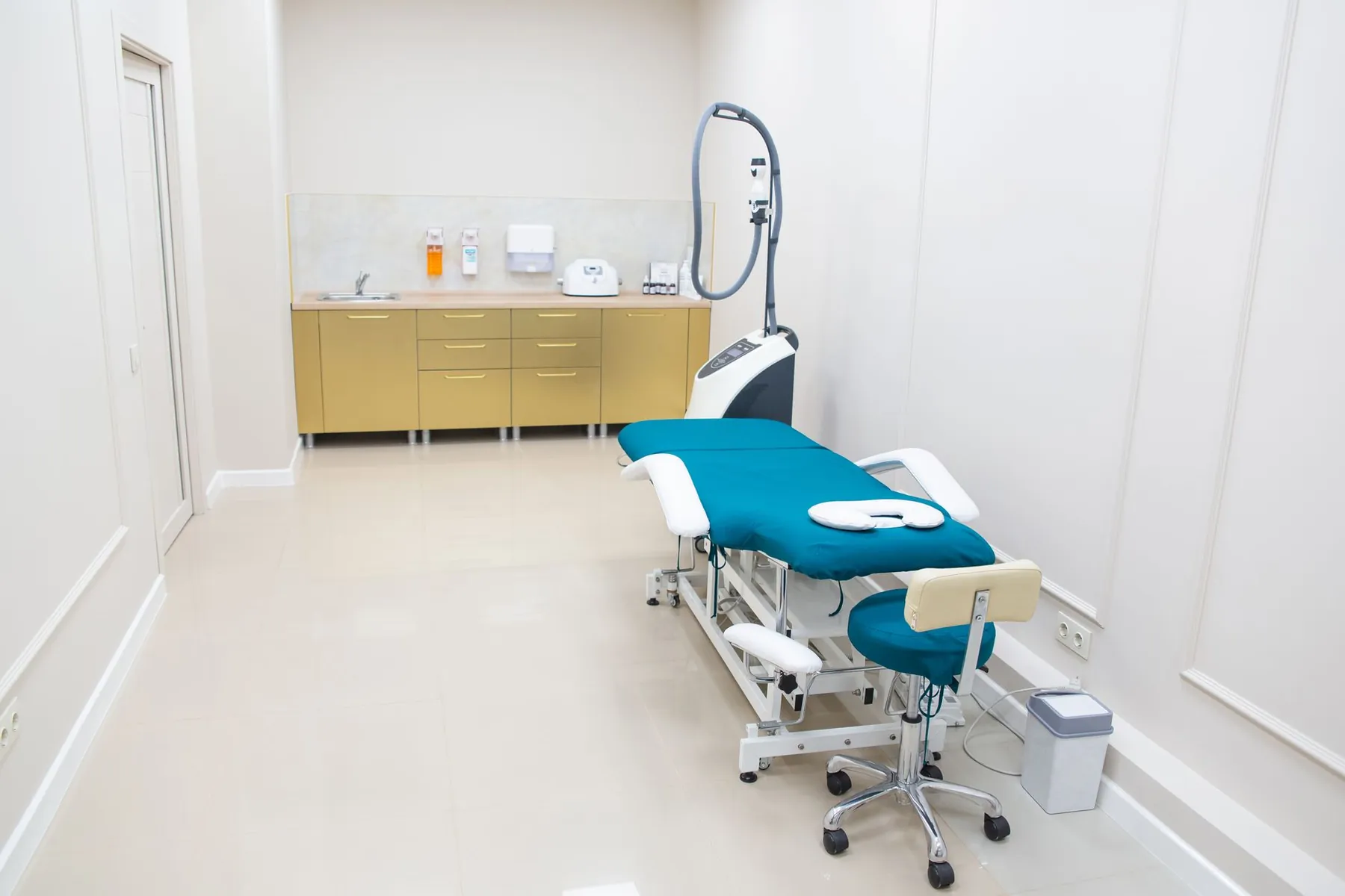 An empty treatment room, illustrating non-surgical procedures carried out in a clinic setting.