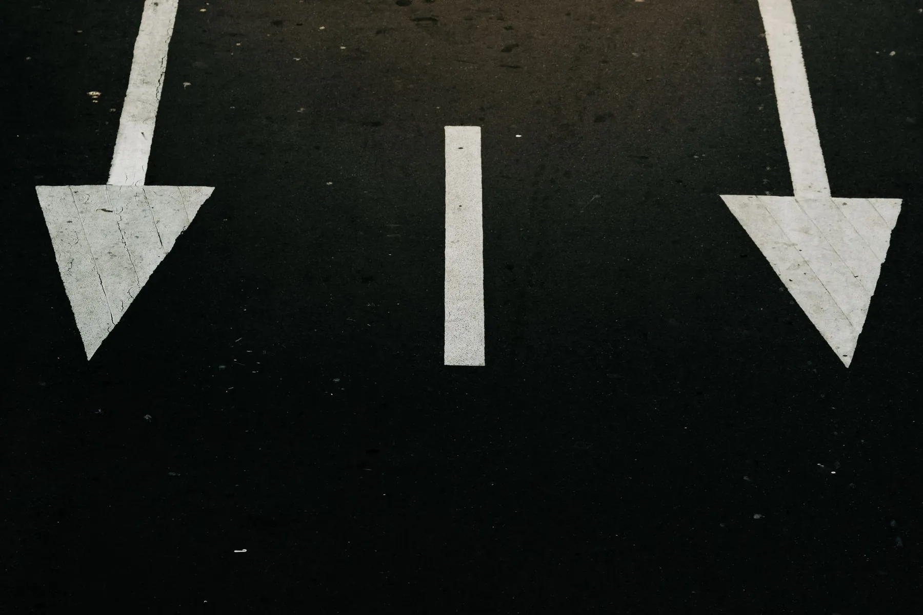 A road forking in two, illustrating surgical and non-surgical routes.