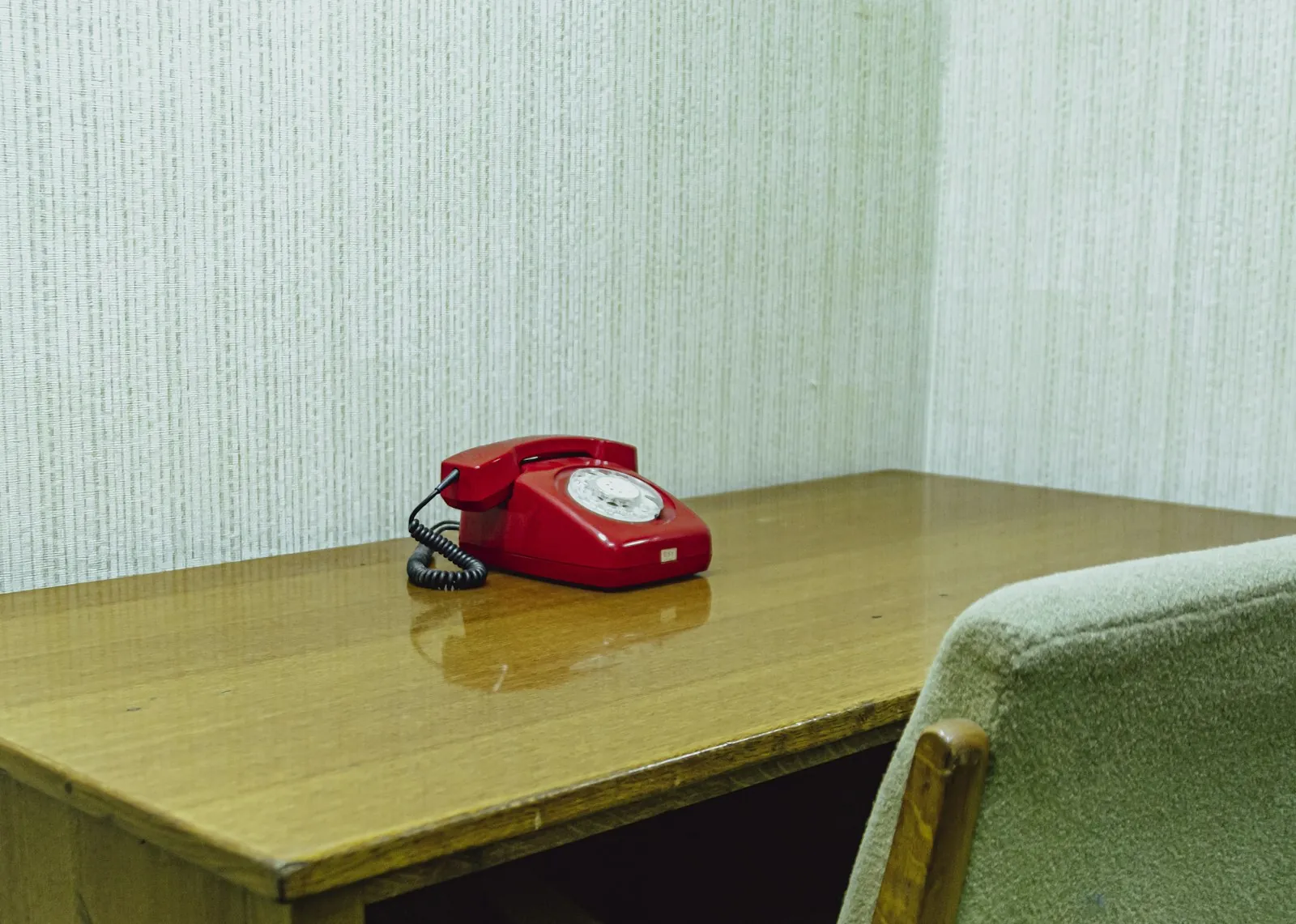 A telephone on a desk, illustrating symptoms that should be reported at once.