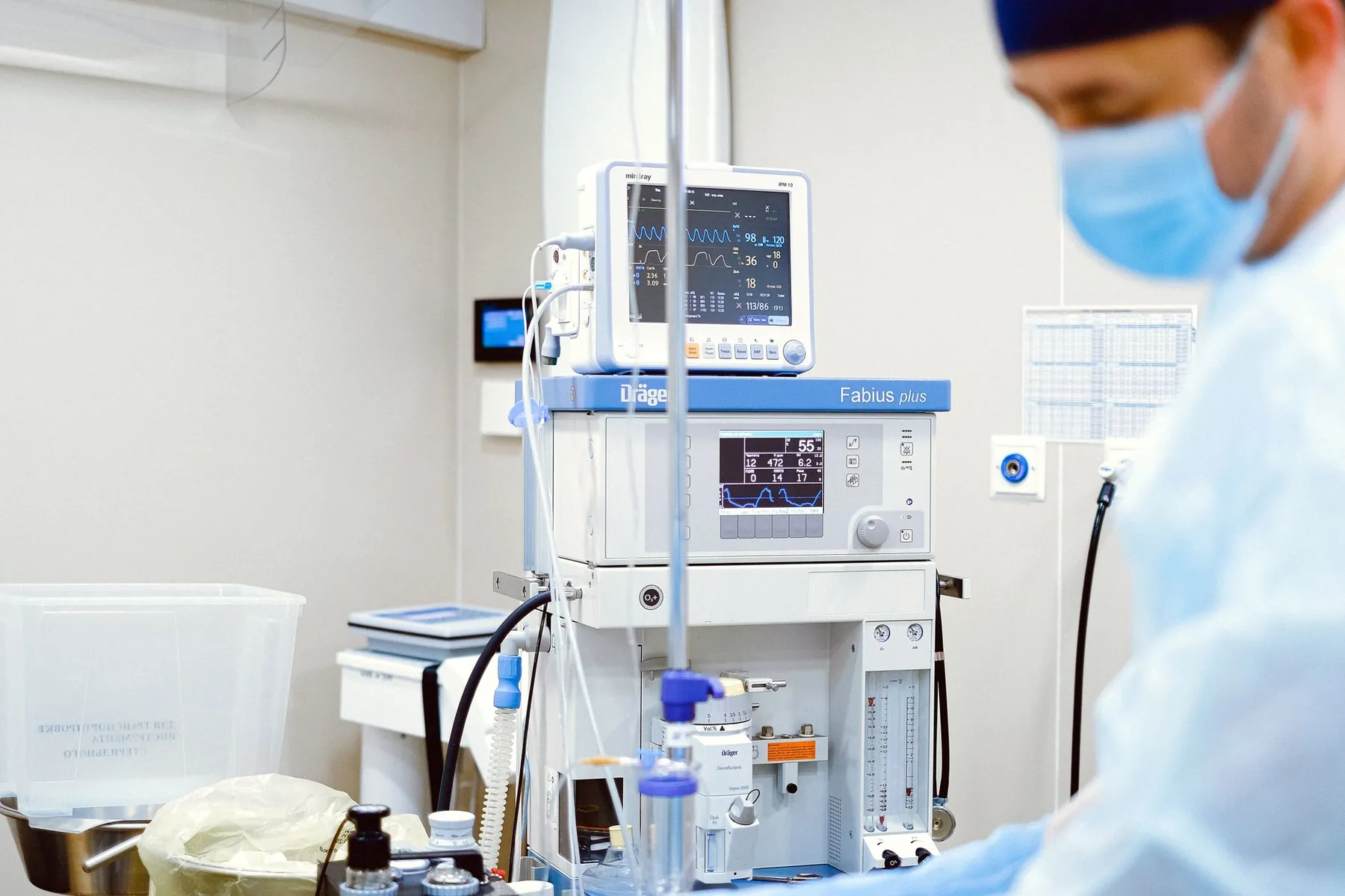 Monitoring equipment in an operating room, illustrating asking who administers the anaesthetic.