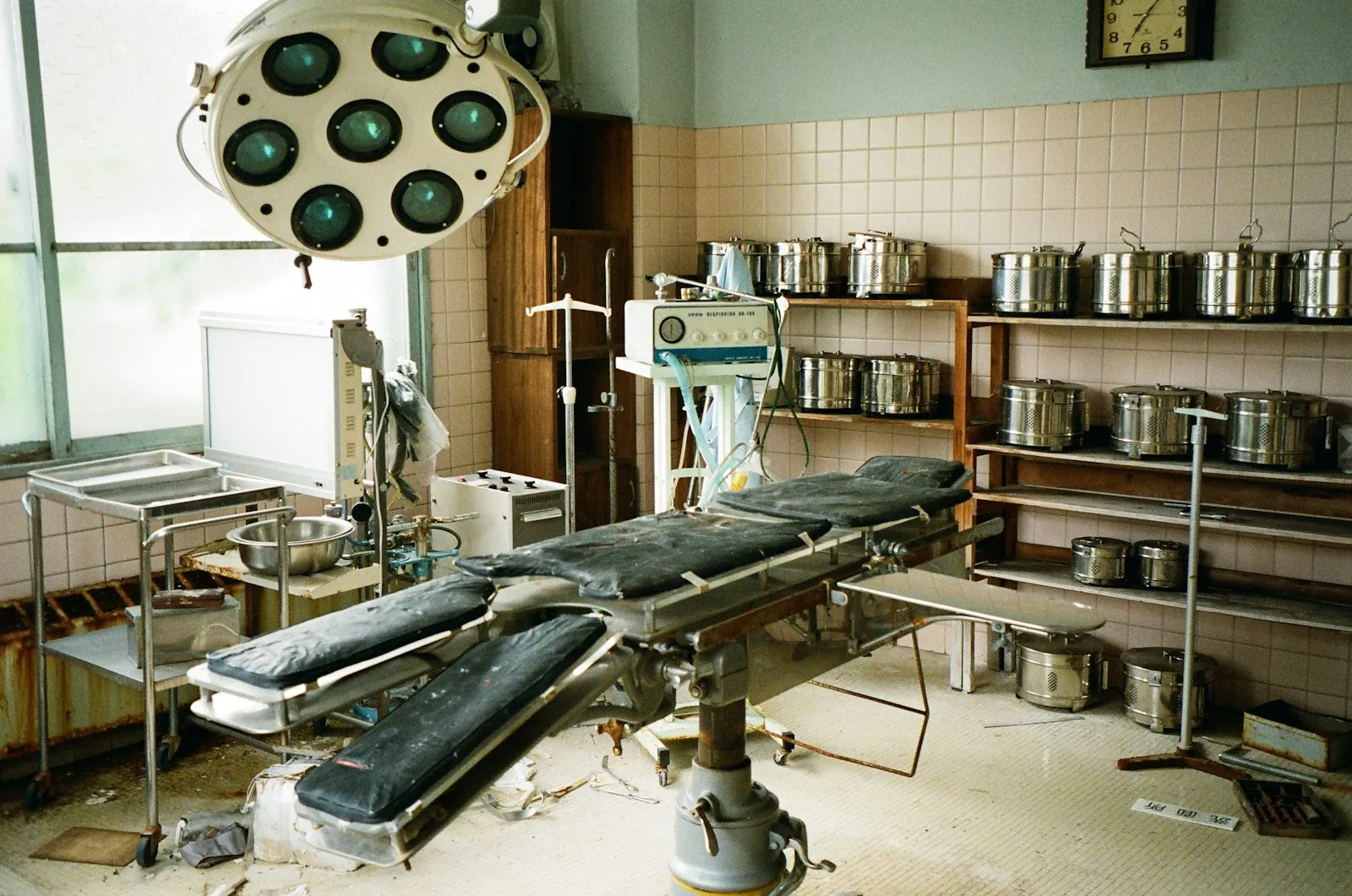 An empty operating theatre, illustrating asking where surgery will take place.