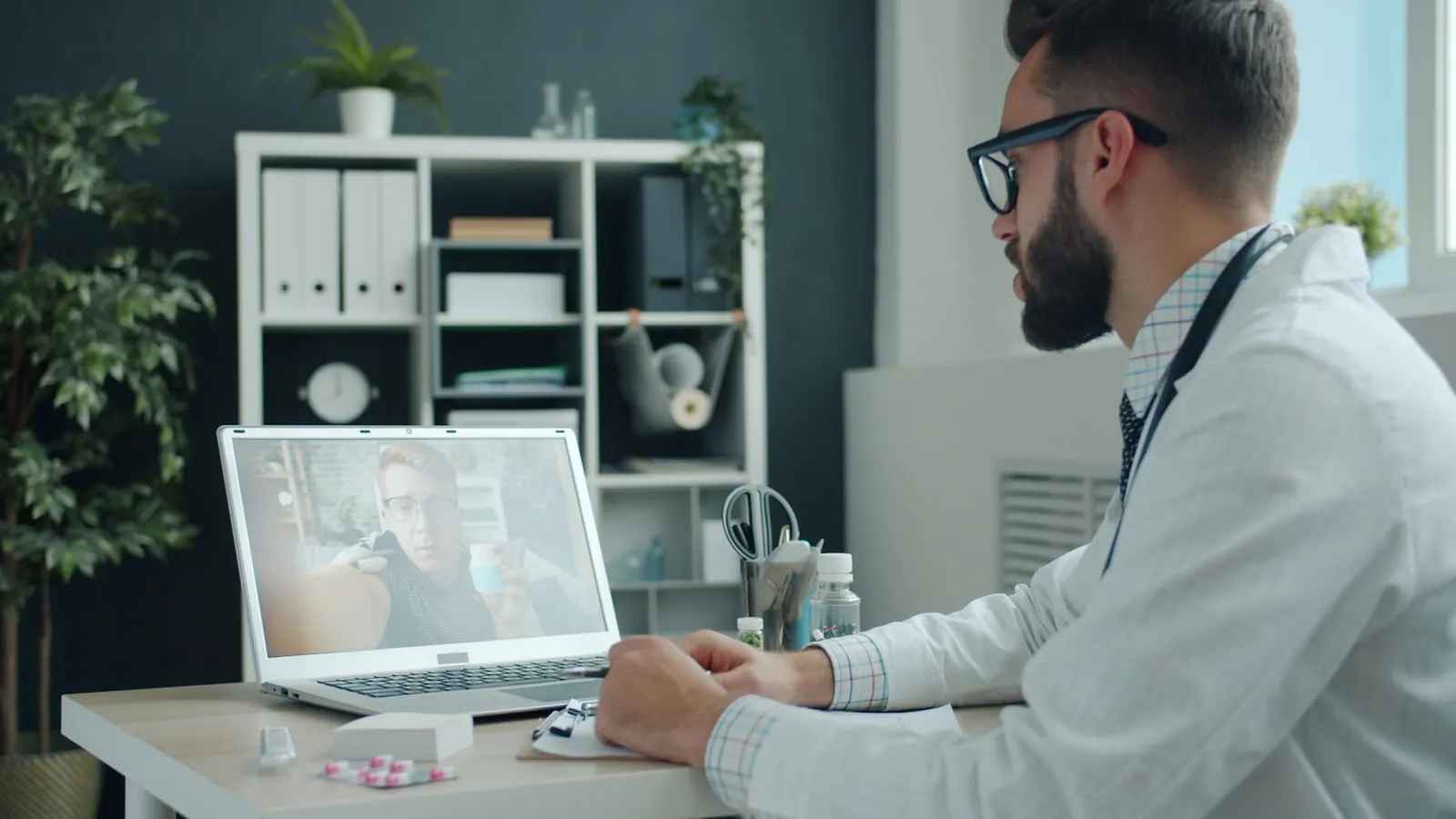 A consultation across a desk, illustrating meeting the operating surgeon.