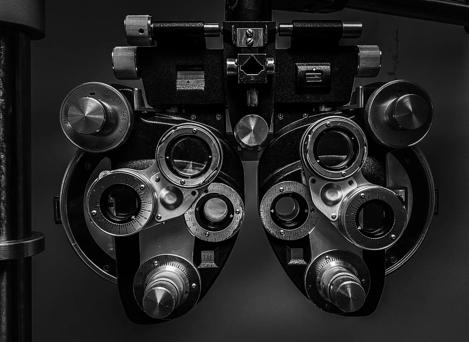 Illustrative photograph of a professional clinical setting accompanying information about Eyelids Surgery