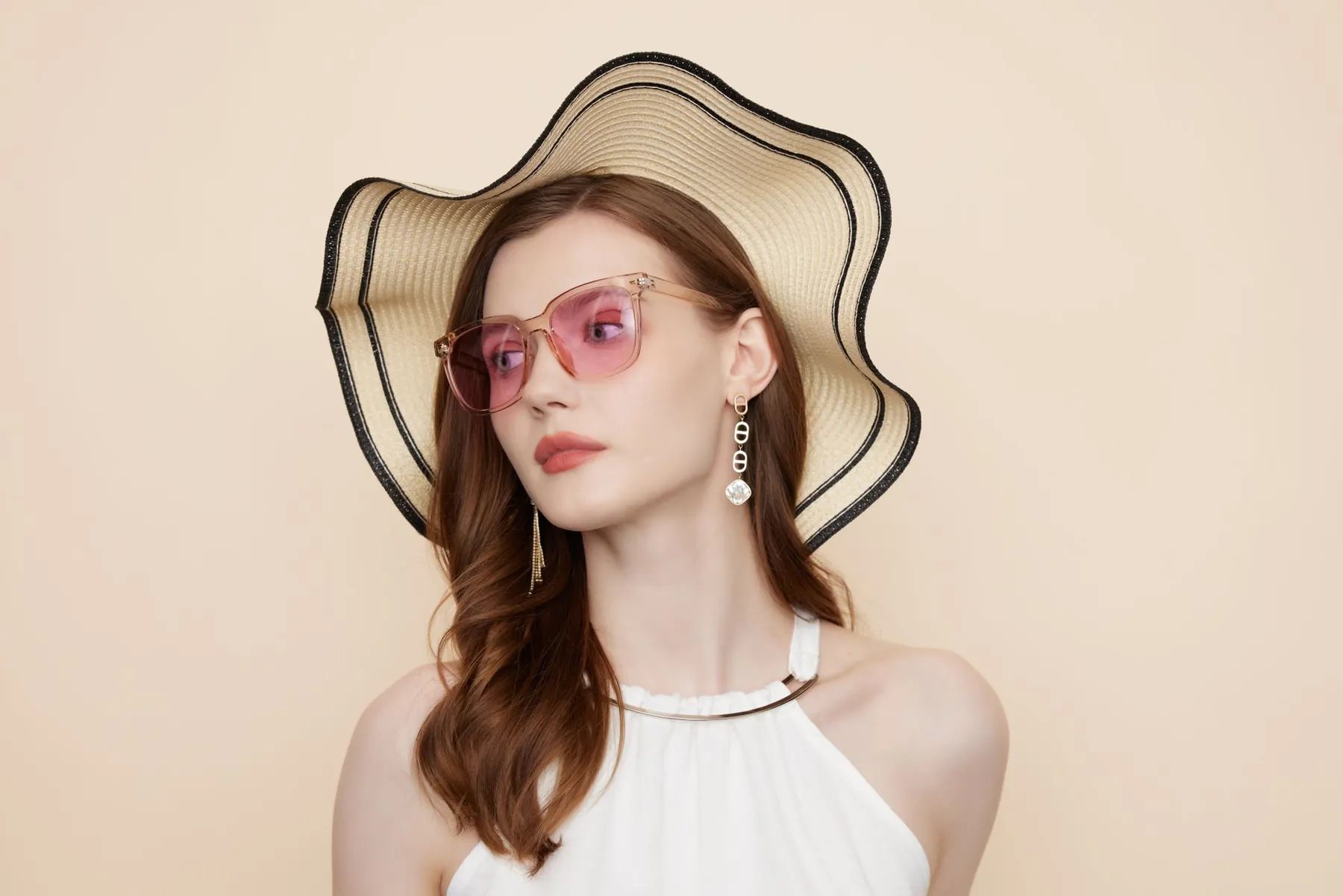 A sun hat and sunglasses, illustrating protecting healing scars from strong sunlight.