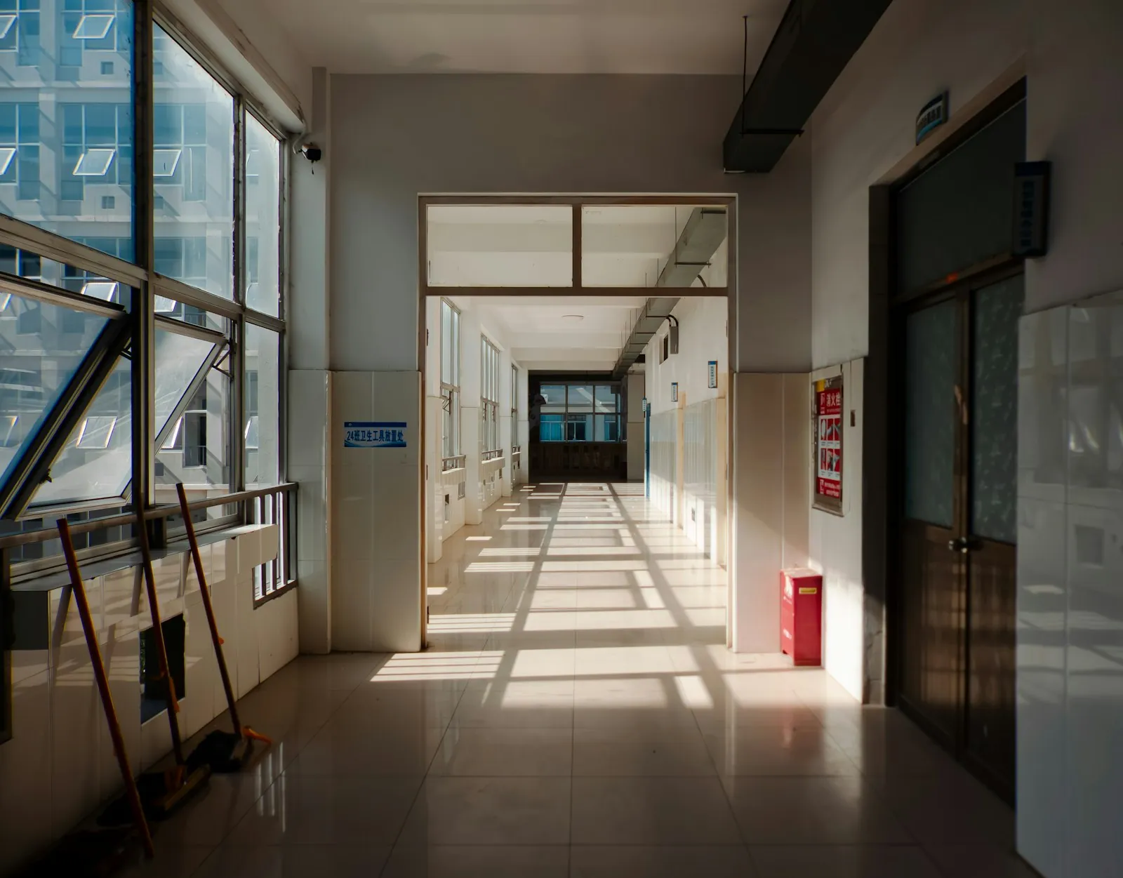 An empty hospital corridor, illustrating asking where surgery takes place and who admits you.