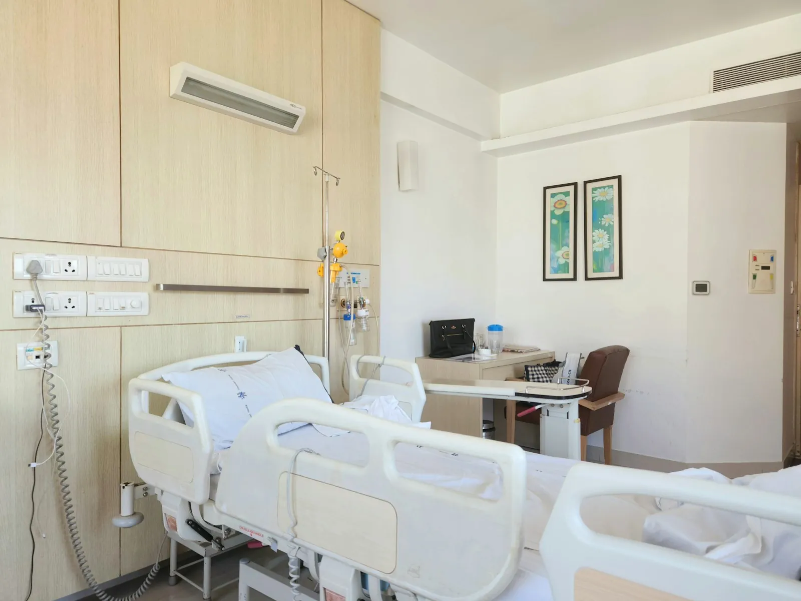 A hospital recovery area, illustrating the first hours of monitoring after surgery.