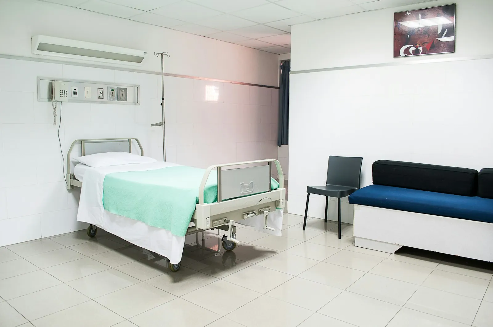 A recovery ward bed, illustrating the hours of monitoring after surgery.