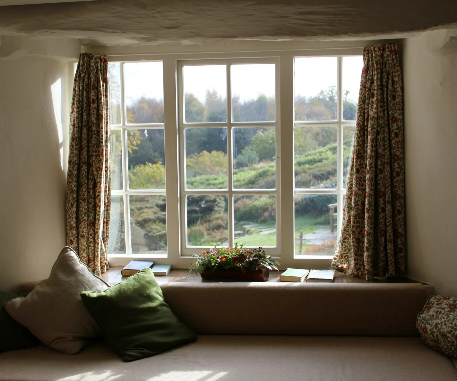 A curtain edge hanging loose, illustrating a lid sitting lower while swollen.