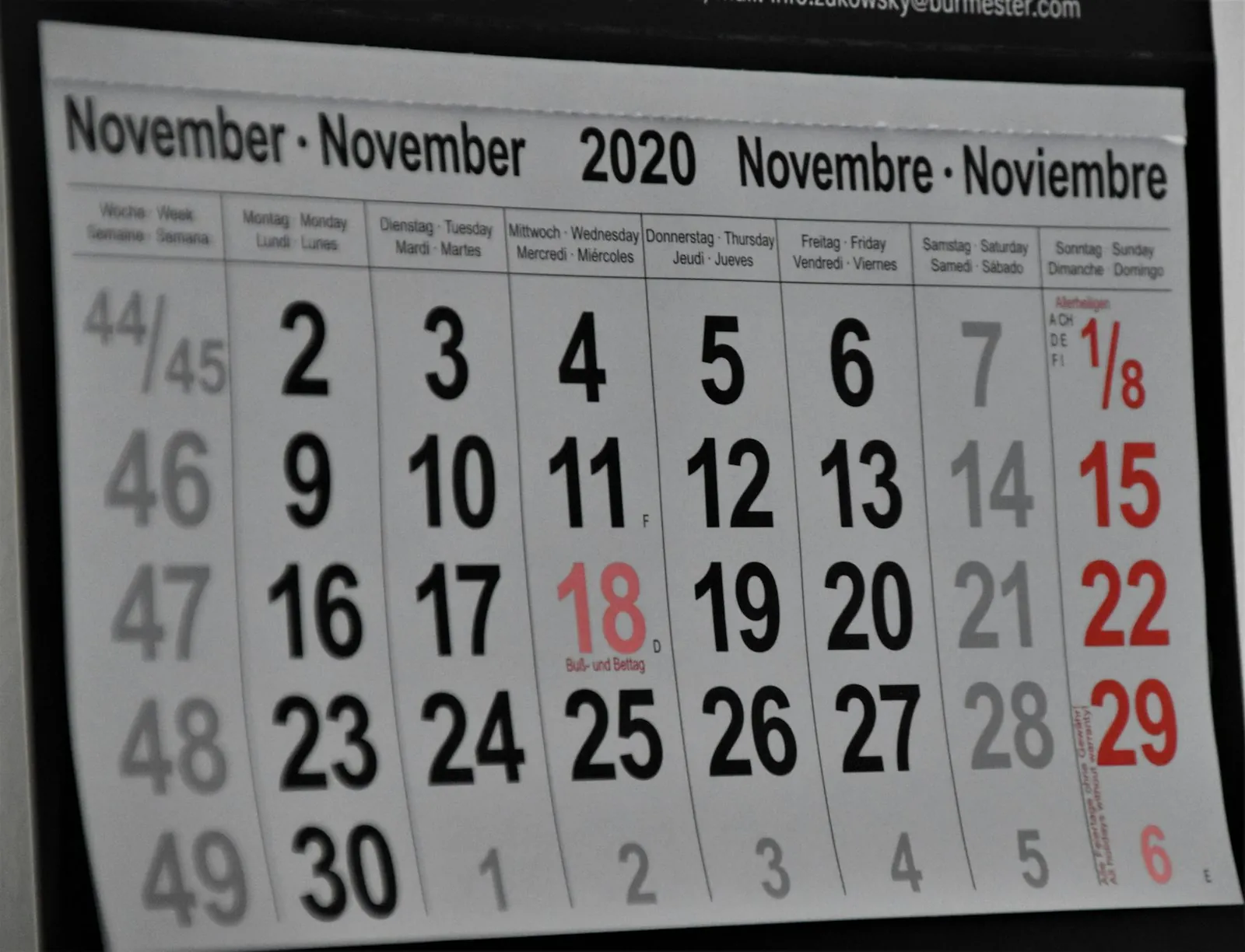 A calendar counting down, illustrating the weeks before surgery.