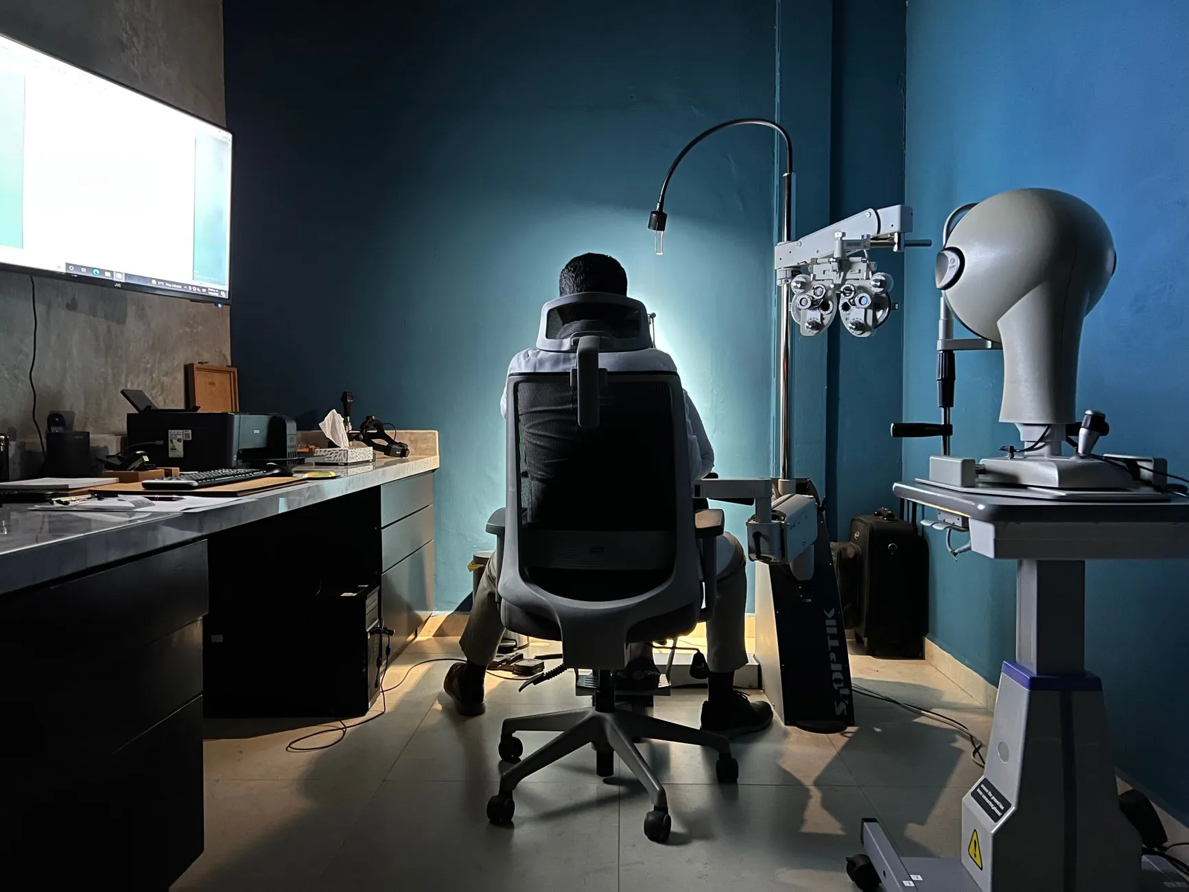 An eye examination room, illustrating the eye history that belongs in the discussion.