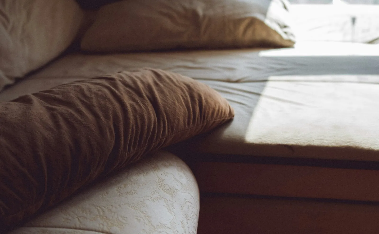 Pillows stacked in a quiet room, illustrating sleeping with the head elevated.