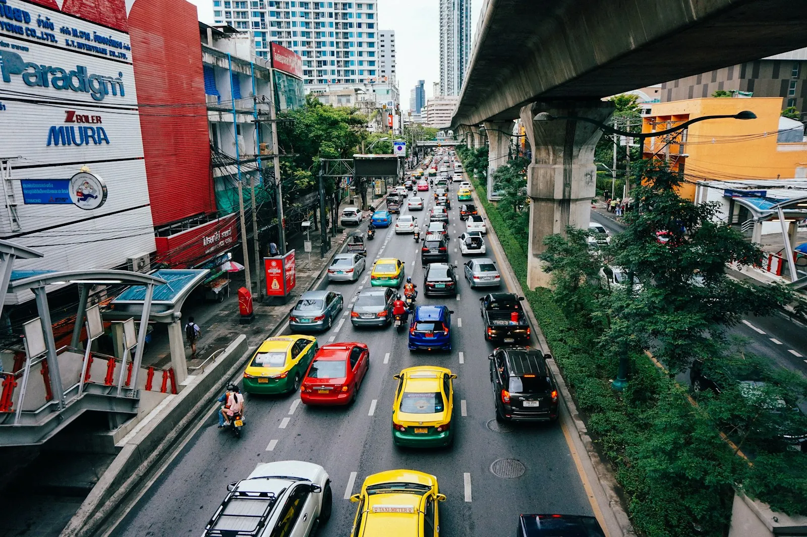 การจราจรในกรุงเทพมองจากด้านบน สื่อถึงการเดินทางข้ามเมืองที่รถติด