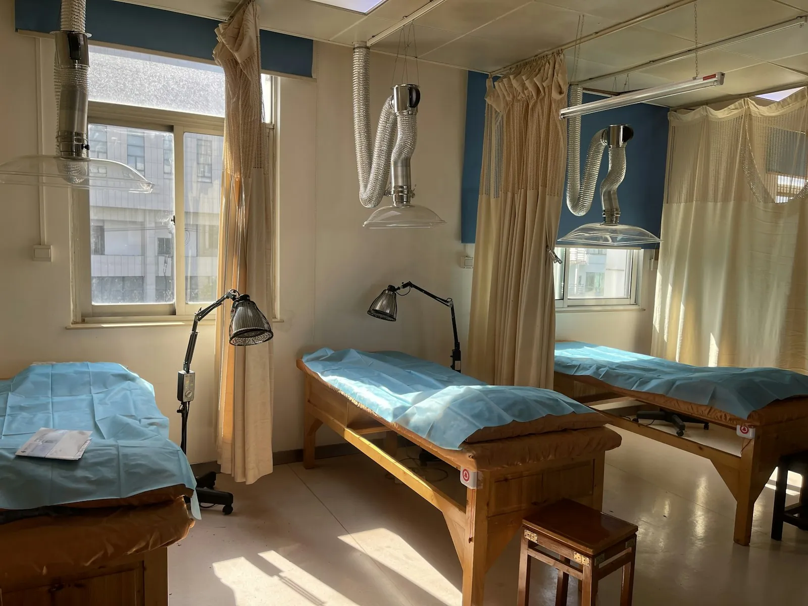 A treatment room, illustrating suture removal arranged near home.