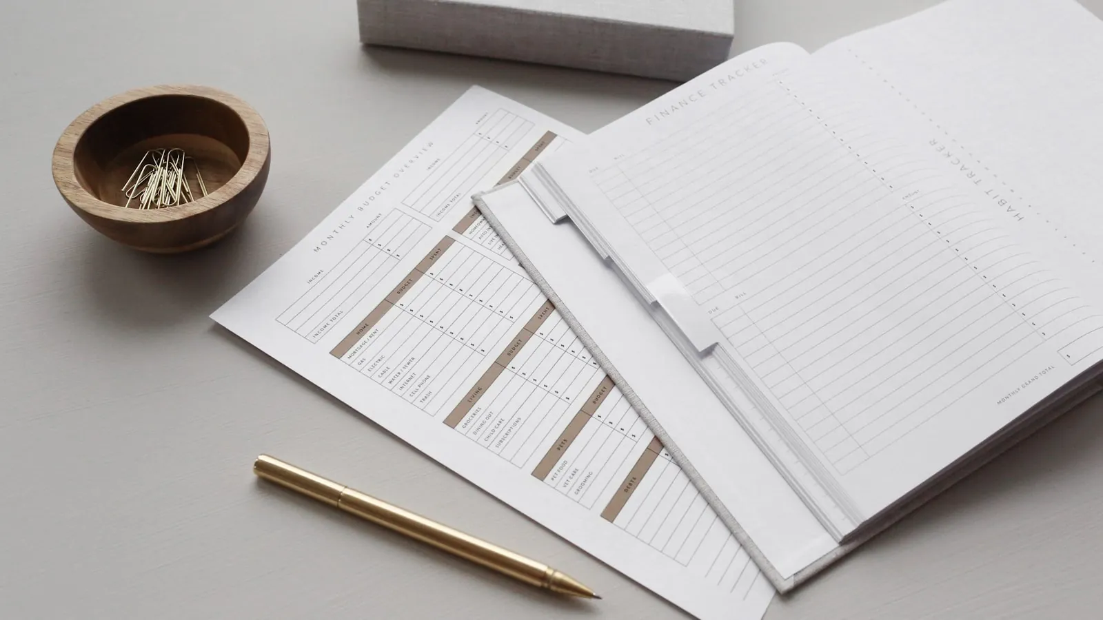 Notes on a clipboard, illustrating an eyelid surgery consultation.