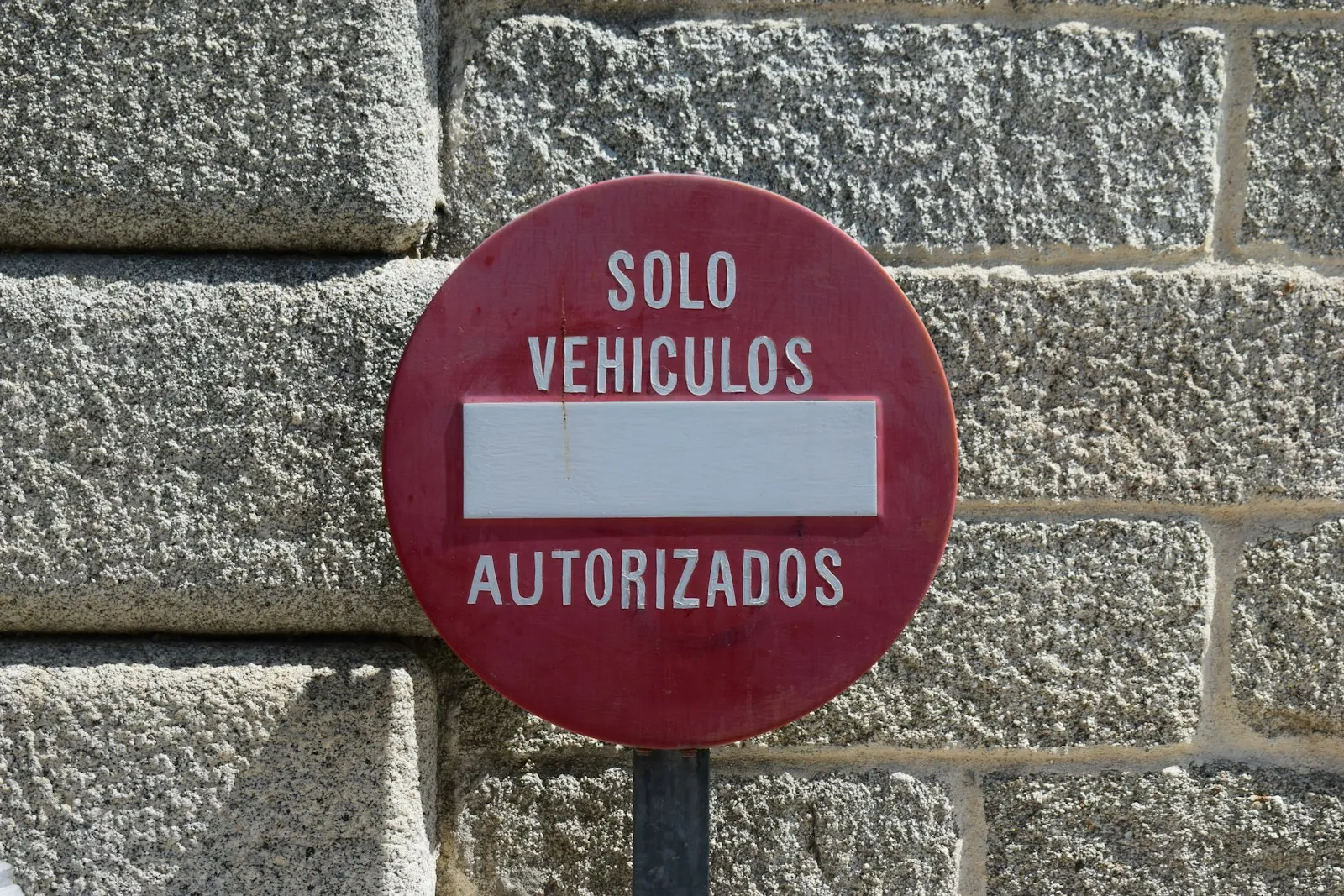 Signage in two languages, illustrating one operation described two ways.